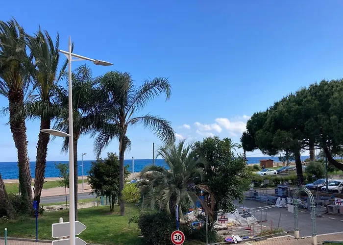 Le Bastion-Plage-Vue Mer
